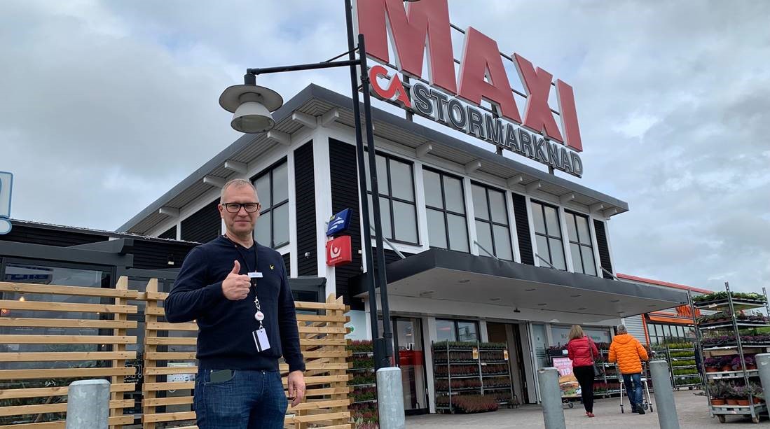 Mikael Gadd är handlare på ICA Maxi Haninge Sveriges största ICA-butik gläds åt att snart kunna erbjuda sina kunder gurka som odlats på plats vid butiken